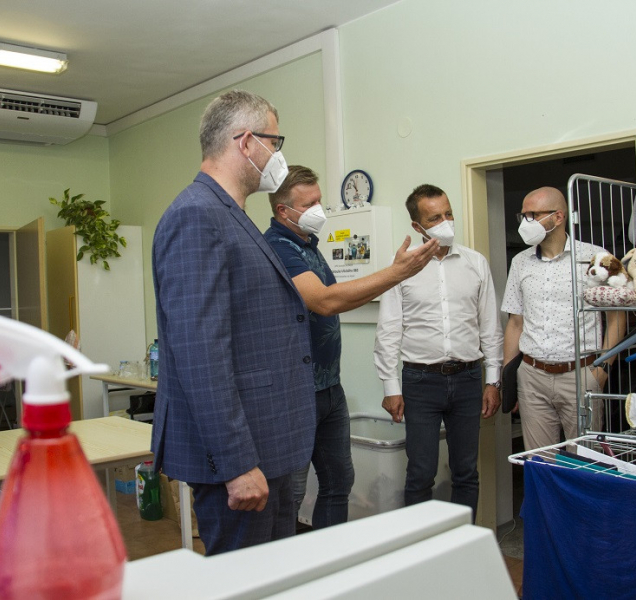 Obecních domovů pro seniory je jako šafránu