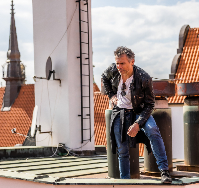 Filharmonie na Andrově stadionu, Janek Ledecký na střeše radnice