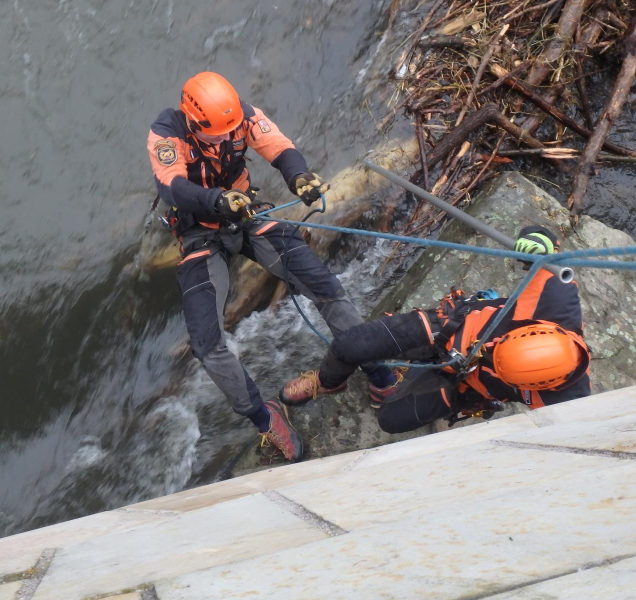 Hasiči a olomoučtí lezci odstranili nebezpečnou hráz z naplavenin