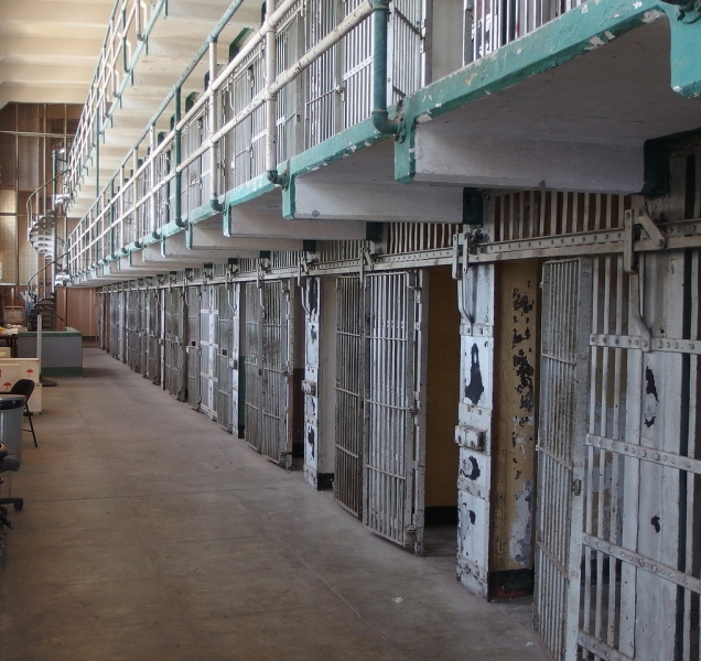 Místo slibované lásky přišel o statisíce. Gang ožebračil seniora