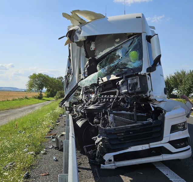 Nehoda kamionu s autobusem uzavřela v pátek večer dálnici D35