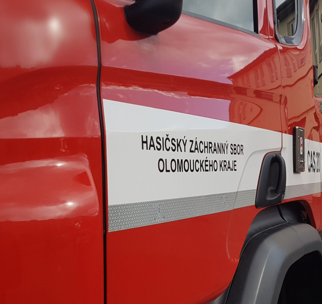 Známí odmítli grilovačku, tak zapálil přístavek