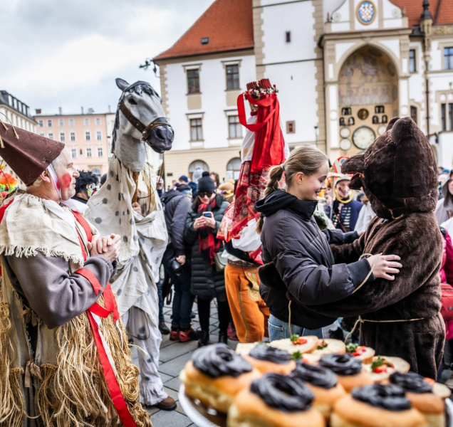 Cimbálovka, jitrnice, ledové sochy a masky oživí centrum