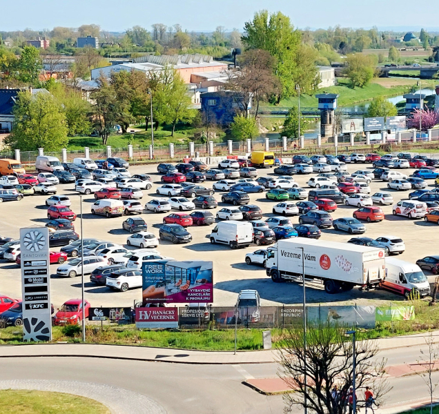 Chybí parkovací místa, nebo lepší navádění?