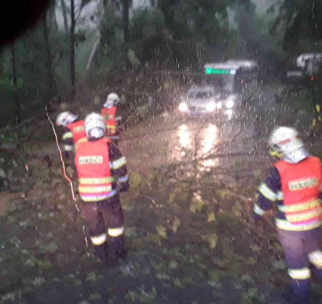 Účet za kroupy: Rozbité Konicko, z tábora evakuovali děti