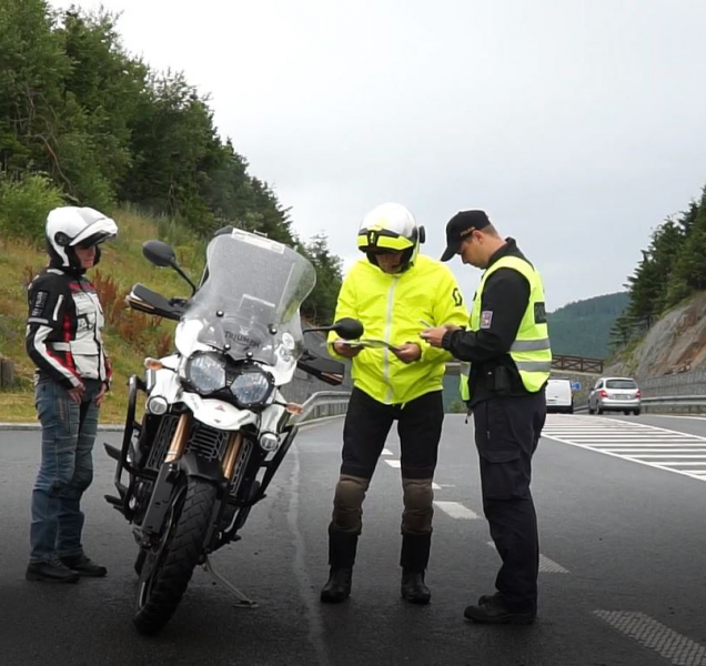 Policisté chytali motorkáře na Červenohorském sedle