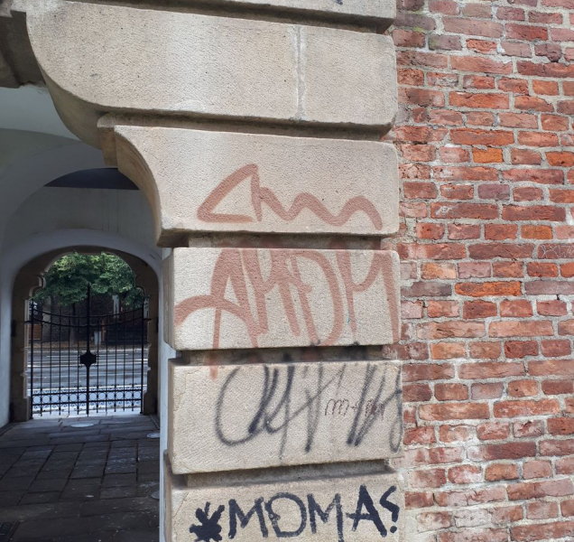 Sprejeři poškodili Terezskou bránu, policie je hledá