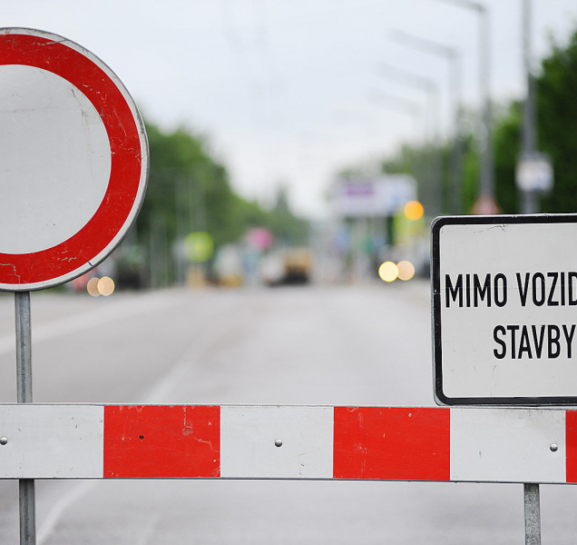 Uzavírka na Šternberk trvá dál, stavební firma má zpoždění