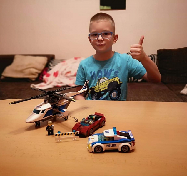 Doktoři malému Filípkovi zachránili prsty i díky policistům