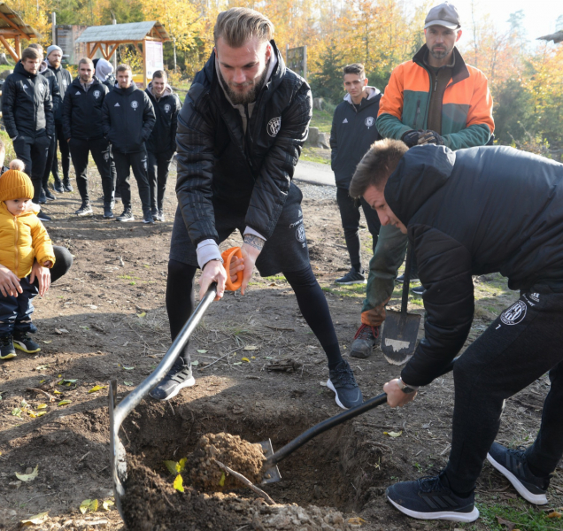 Fotbalisté Sigmy sázeli stromy v olomoucké zoo