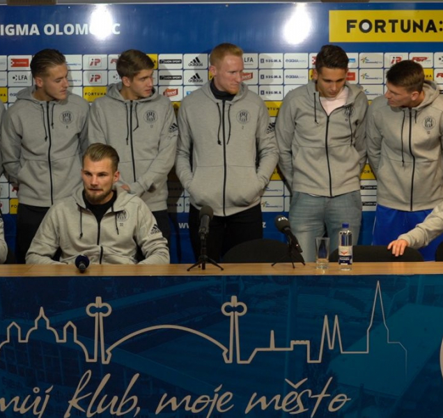 Tým SK Sigma v čele s kapitánem dorazil na tiskovku