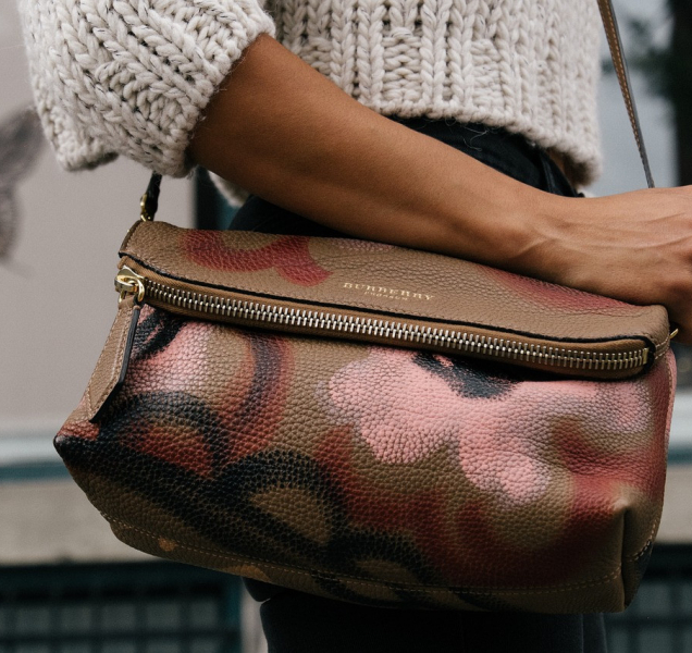 Dvaapadesátiletá žena přišla během nákupu o kabelku