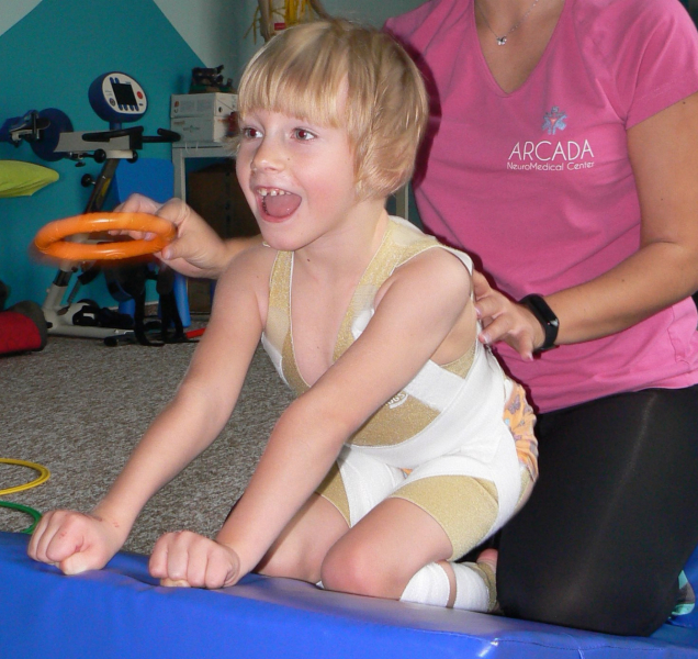 Malá předškolačka Lucinka díky nadaci poctivě rehabilituje