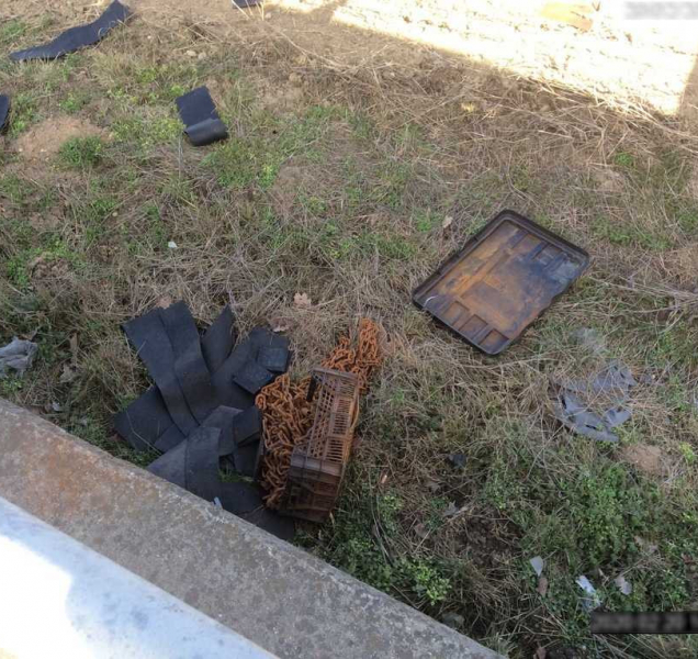 Na kruhovém objezdu v Pražské popadalo z náklaďáku nářadí