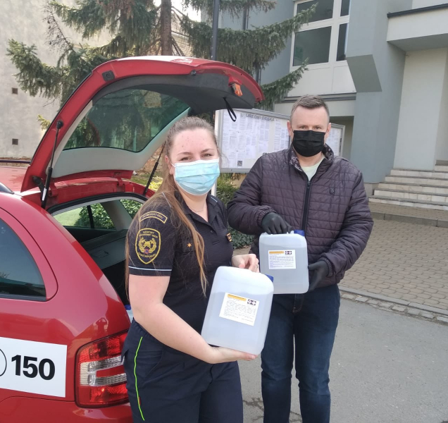 Hasiči rozvážejí dezinfekci starostům