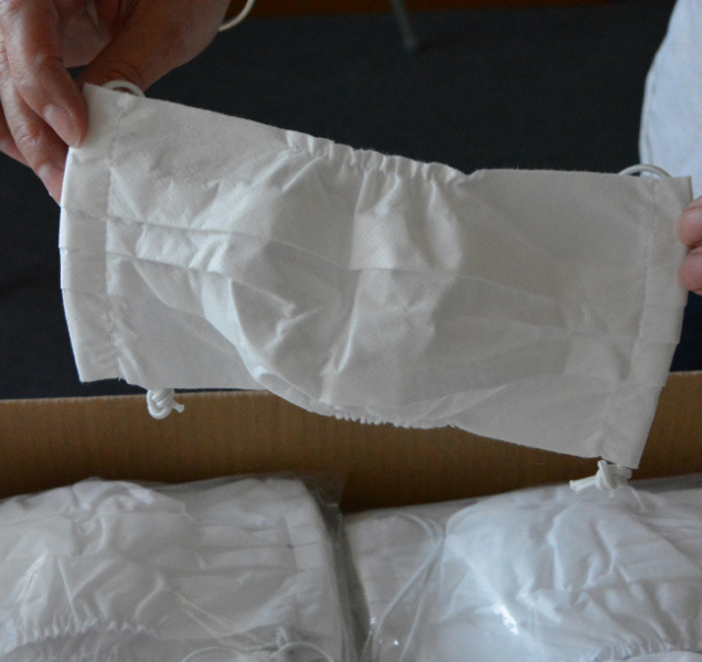 Olomoucké školy dostávají roušky, respirátory i dezinfekce