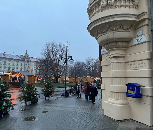 Prostějov poctil Jiřího Wolkera modrou poštovní schránkou