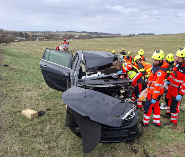 Autobus se střetl s osobním autem, řidičku vyprošťovali hasiči