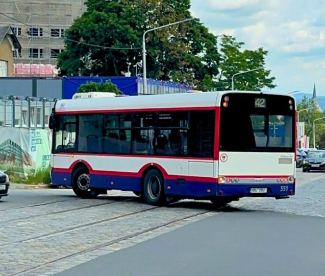 Bus číslo 42 se vrací do fakultky, pojede objížďkou