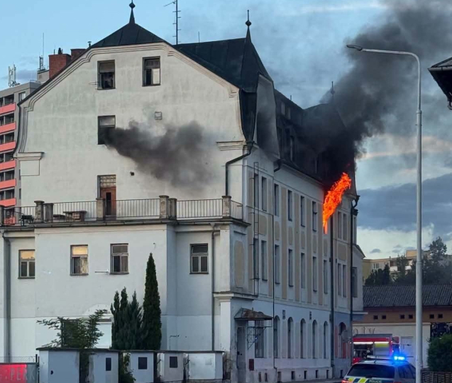 Hasiči zachránili dvacet lidí, deset se ale zranilo