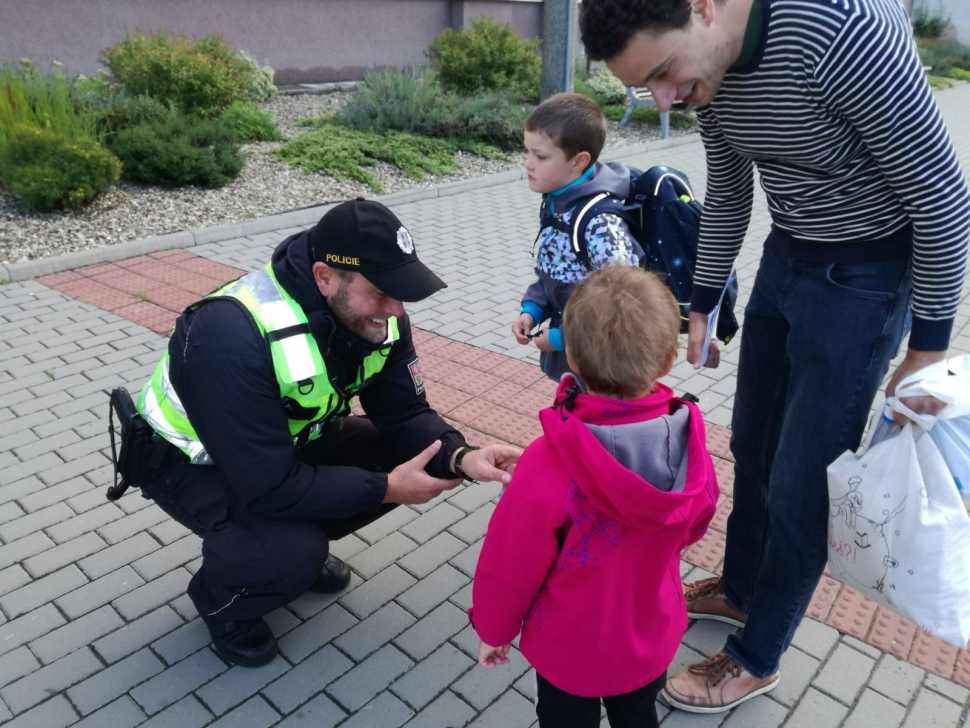 Policisté v těchto dnech opět dohlížejí na školáky