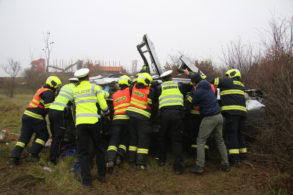 U sjezdu z dálnice dopoledne vyhasl život řidiče i spolujezdkyně