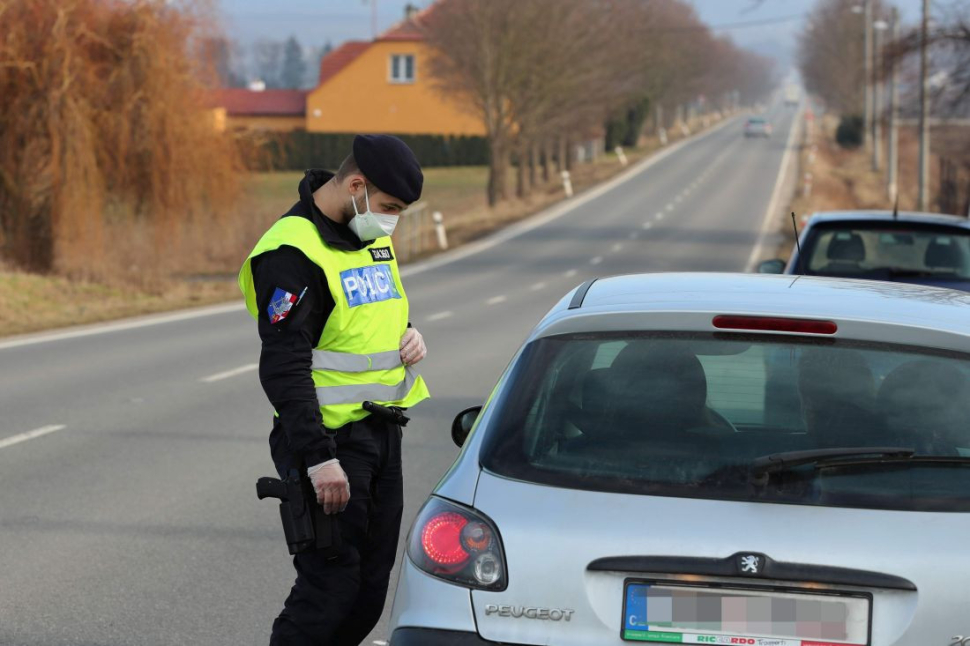 Zákaz řízení, drogy i alkohol. A přesto sedl za volant