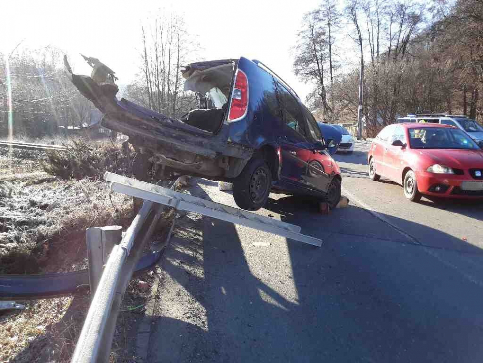 Vlak u Hluboček srazil auto, dva zranění