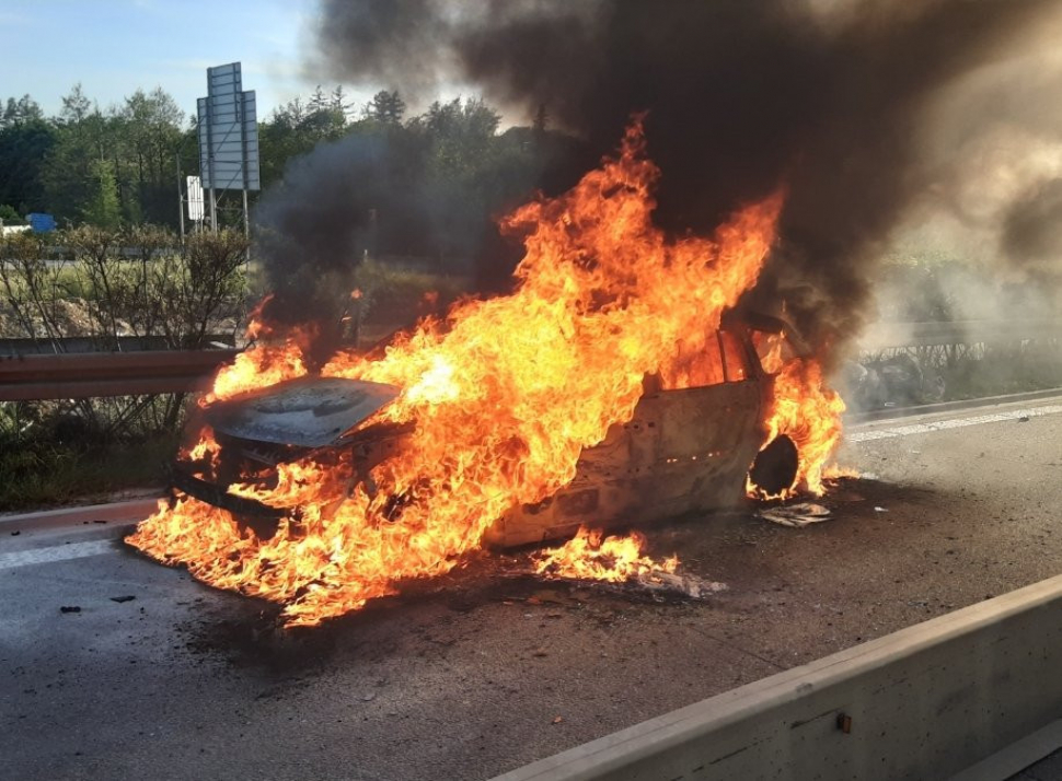 Na dálnici směr Ostrava hořelo auto