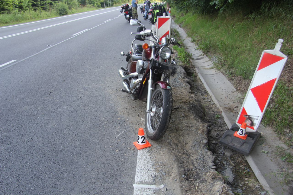 Srazil motorkáře a ujel od nehody