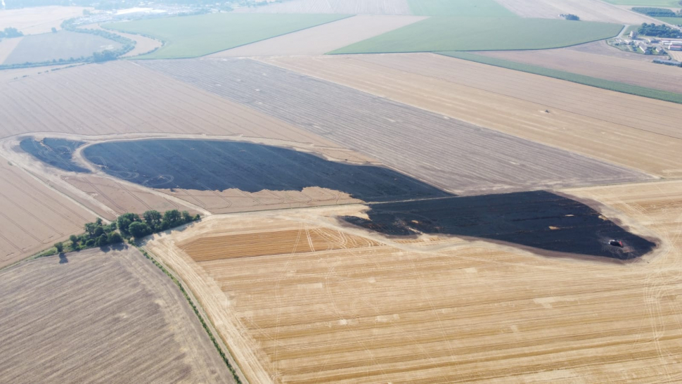 Hořel kombajn i pole, hasilo devět jednotek