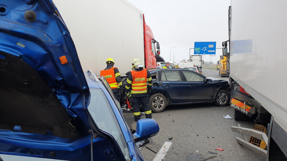 Hromadná nehoda před kruhovým objezdem u Globusu. Mezi šesti zraněnými jsou i děti