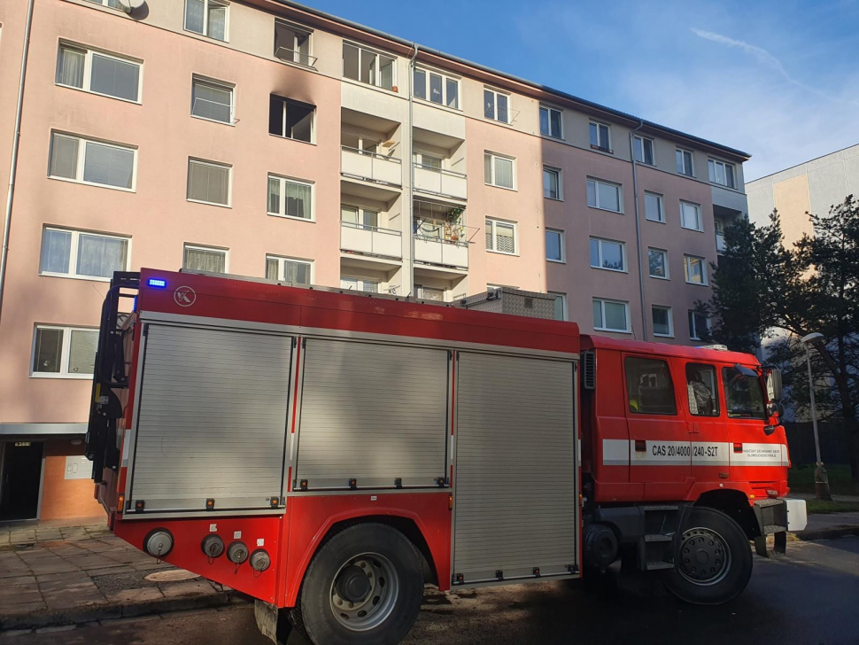 Hasiči zachránili z hořícího bytu vážně zraněného muže. Letěl pro něj vrtulník