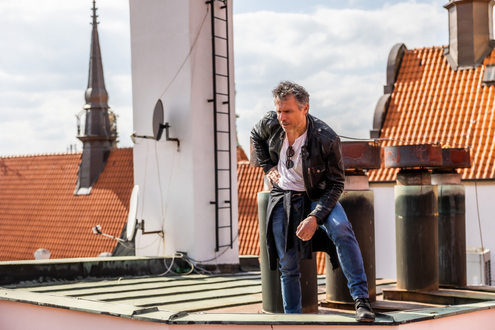 Filharmonie na Andrově stadionu, Janek Ledecký na střeše radnice