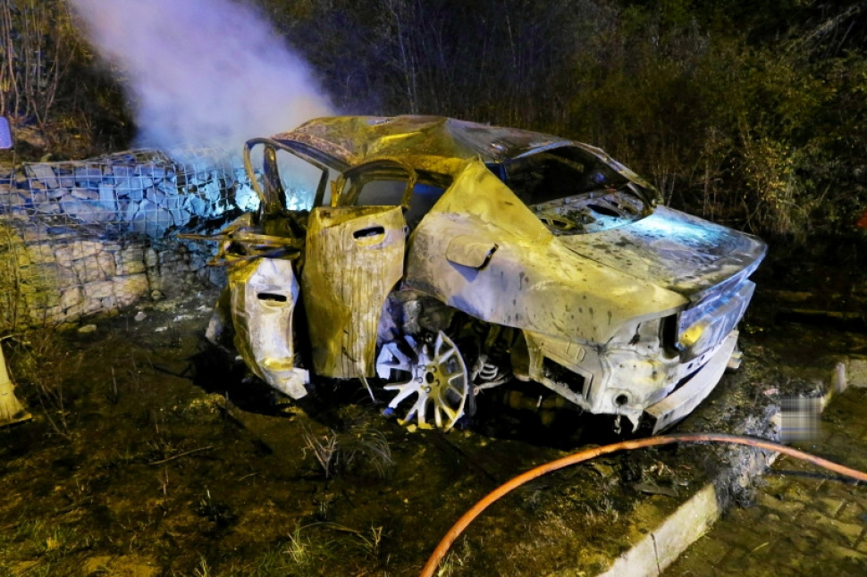 Na dálnici shořelo auto i s řidičem