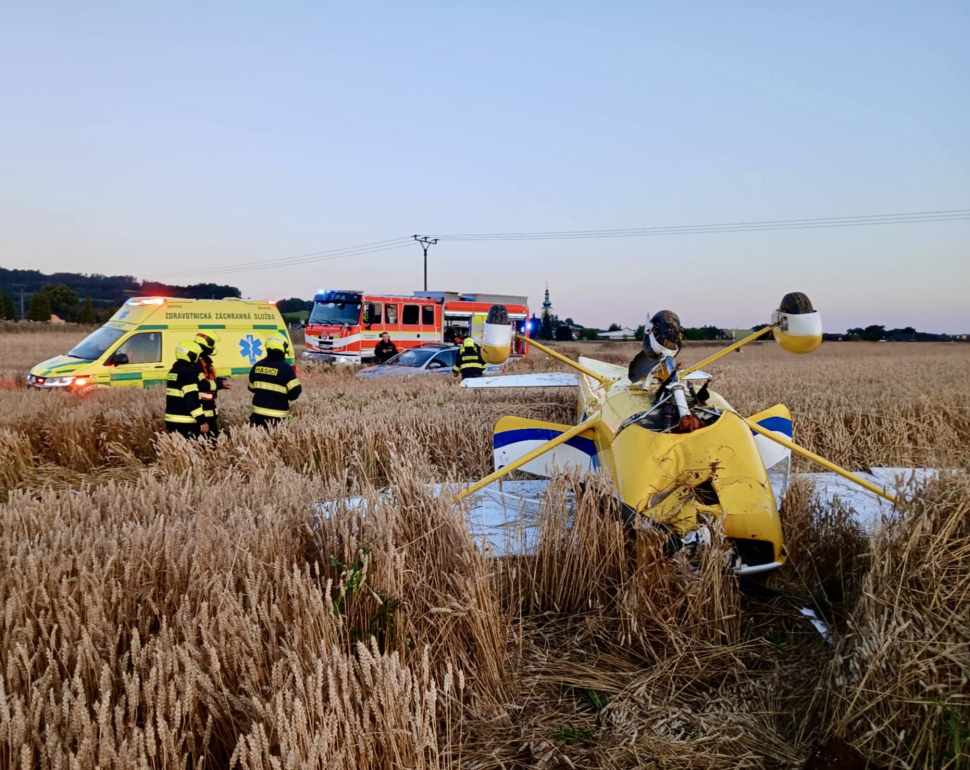 U Nového Malína spadlo malé letadlo, piloti přežili