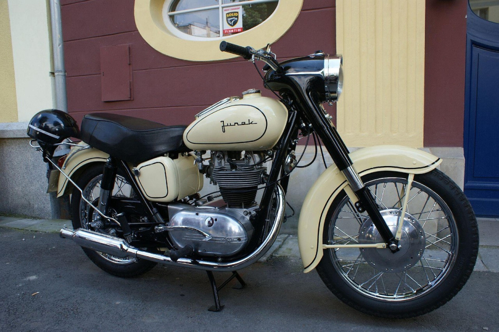 Mladí zloději kradli historické motorky