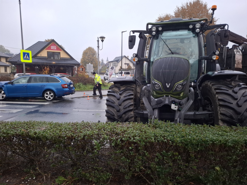 Osobní auto se srazilo s traktorem