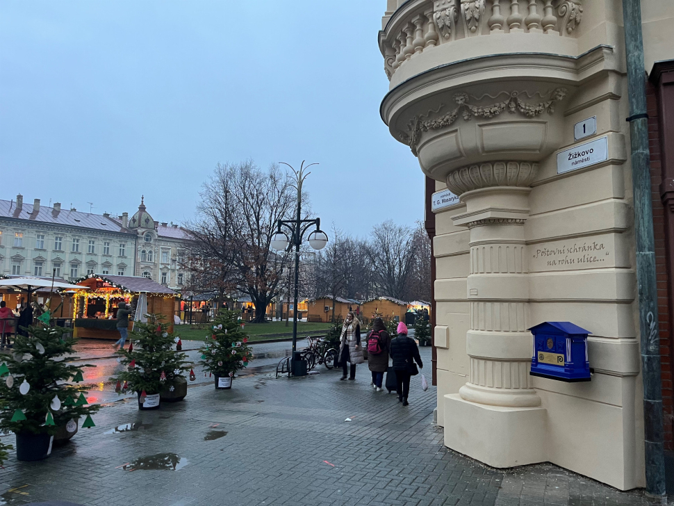 Prostějov poctil Jiřího Wolkera modrou poštovní schránkou