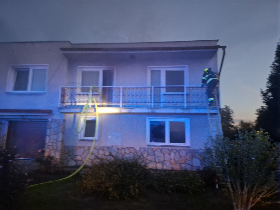 Hořel rodinný dům ve Štarnově. Hasiči zachránili dva lidi