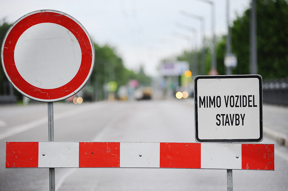 Uzavírka na Šternberk trvá dál, stavební firma má zpoždění