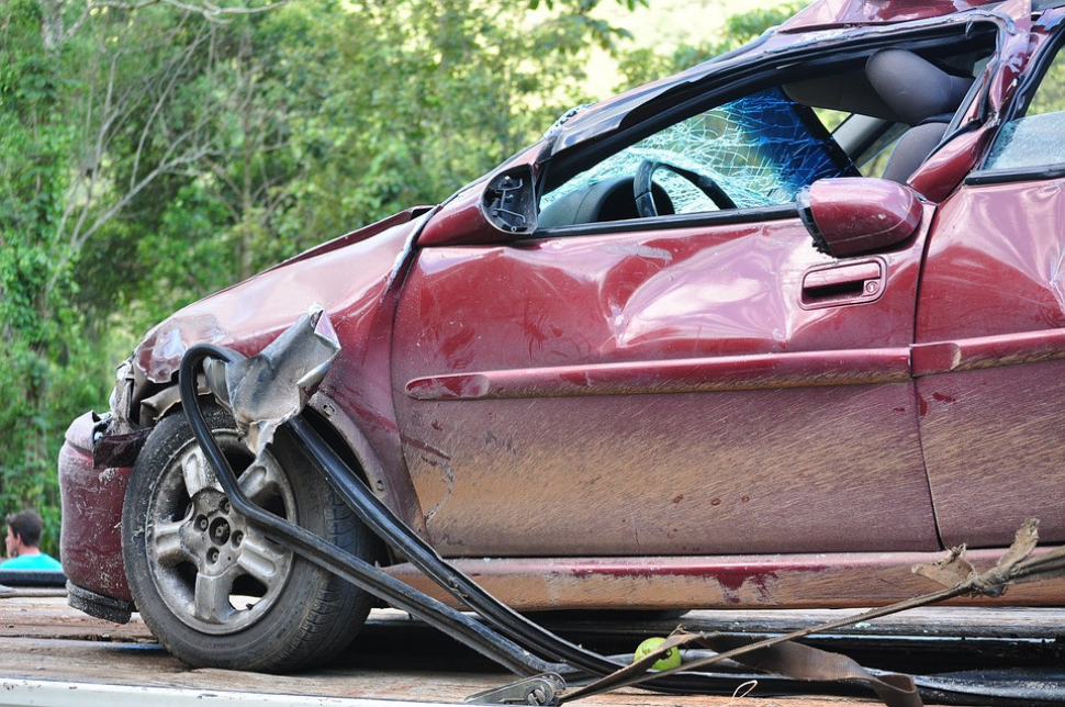 U Pňovic se srazilo auto s Hasičským vozem, řidička nepřežila